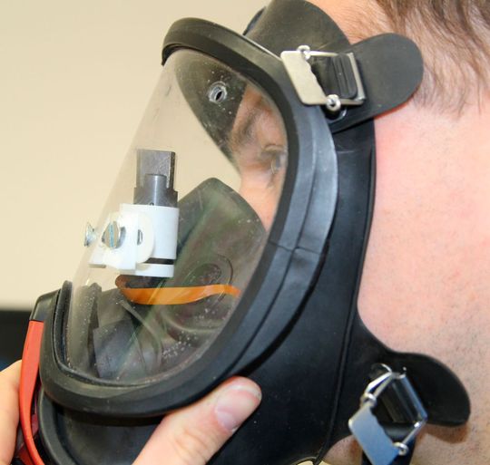 Künftig sollen Feuerwehrleute Lagepläne in Gebäuden oder ihre Vitalparameter über eine Datenbrille in der Atemschutzmaske sehen. Künftig sollen Feuerwehrleute Lagepläne in Gebäuden oder ihre Vitalparameter über eine Datenbrille in der Atemschutzmaske sehen.