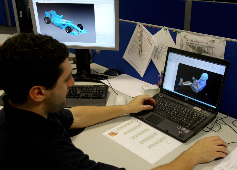 Rund 100 Infiniti-Red-Bull-Racing-Ingenieure arbeiten tagtäglich unter Hochdruck mit der PLM-Software daran, die Autos von Sebastian Vettel und Daniel Ricciardo in der Zeit zwischen den Rennen noch schneller zu machen. (Bild: Red Bull Racing)