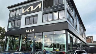 Hugo Pfohe hat im September in der  Hamburger Alsterkrugchaussee einen großzügigen  Kia-Store eröffnet. (Bild: Hugo Pfohe)