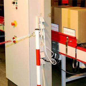 Die Aufnahme der Bilder der Kartonbeschriftungen erfolgt vor einem schwarzen Hintergrund (ganz rechts).