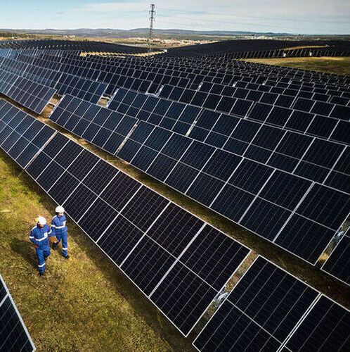 Total Energies has signed an agreement with Shell to acquire its entire onshore renewables business in Europe, including 500 MW of solar and wind assets in operation or under construction, mainly located in Italy and the Netherlands, and a 3.5 GW pipeline of solar, wind and battery storage projects in Italy, the UK and Spain.(Source:  © Yeray Menéndez.)