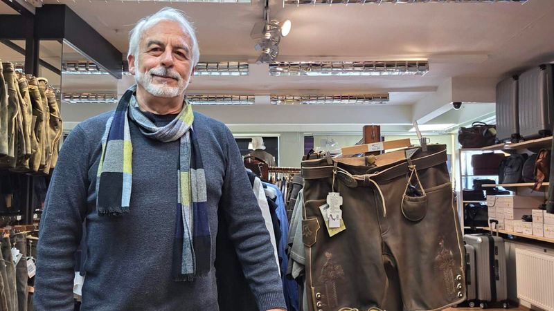 Alpenlife-Gründer Vasileios Malakontas in seinem Geschäft in St. Johann in Tirol, Österreich.(Bild:  TEMU European Office)