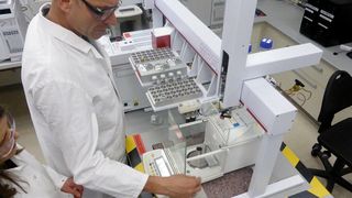 Abb.1: Im Zuge der Neustrukturierung des Labors legte man bei Schülke & Mayr großen Wert auf eine automatisierte Probenvorbereitung. Im Fokus stand die Anschaffung eines Autosamplers, der über eine integrierte Wägeoption, sprich: eine Waage verfügt, um u.a. automatisiert Dosierschritte mittels Differenzwägung überprüfen und protokollieren zu können. (Bild: Guido Deußing)