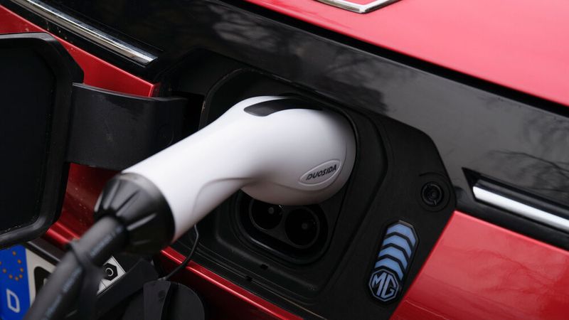 Über Nacht an der heimischen Wallbox mit 11 kW dürfte der MG vollgeladen sein. (Bild: Marcus Werner/MG Motors)