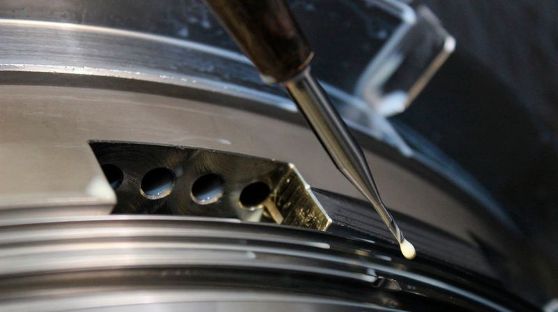 It is necessary to deburr the edges of what are called the ‘loading slots’ on this engine disc. This manufacturing process, called the Mechanical Edge Process (MEP), is very precise and was only made possible by 5axis machining with hyperMILL. (Open Mind)