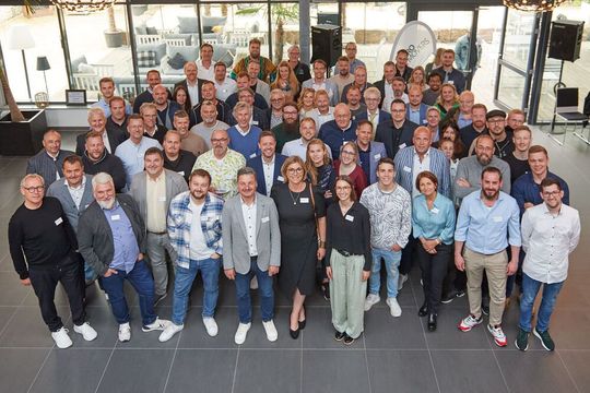 Gruppenbild des Promovers e. V. mit Mitgliedern dieses Qualitätsverbands für die Möbellogistik.(Bild:  Promovers)