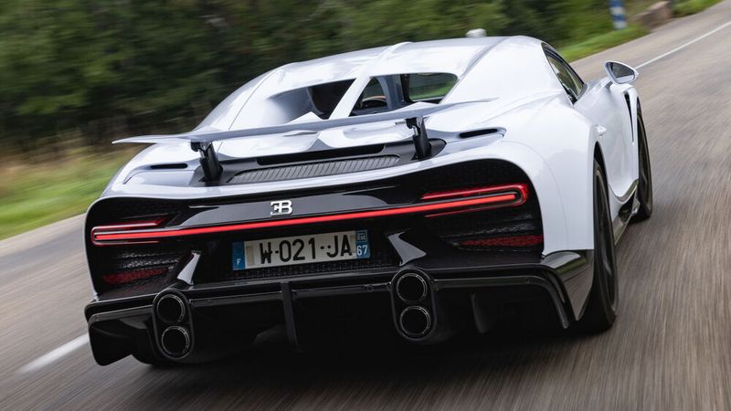 Das verlängerte Heck und das Flügelwerk sorgen für Stabilität bei über 400 Sachen. (Bild: Hendryk Meyer/Bugatti)