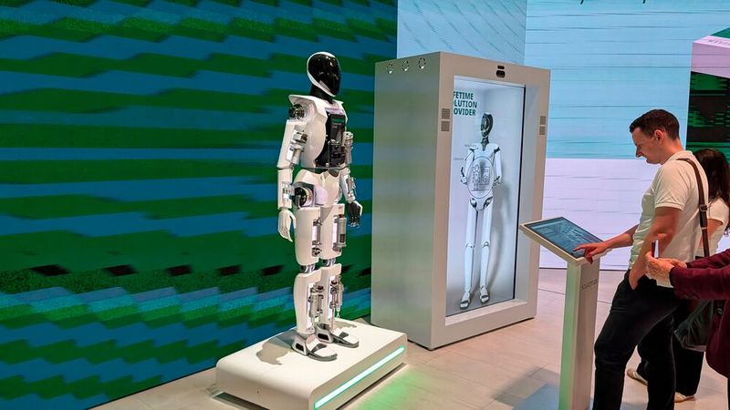 Werden Kfz-Betriebe in Zukunft auch Roboter reparieren? Auf dem Schaeffler-Stand war jedenfalls schon ein solches Gerät zu sehen. (Bild: Rosenow – VCG)