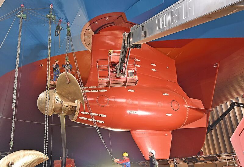 Die Azipod-Antriebe, die gerade in der Meyer Werft am Kreuzfahrtschiff „World Dream“ montiert werden, senken den Energieverbrauch und machen das Schiff manövrierfähiger. (Stefanie Michel)