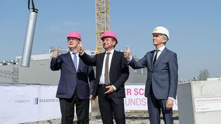 Heute war Grundseinlegung für die Rechenzentrumserweiterung der Telekom in Biere. Es zeigt von links nach rechts: Dr. Reiner Haseloff, Ministerpräsident Sachsen-Anhalt, Dr. Ferri Abolhassan, Geschäftsführer T-Systems & Telekom Security, sowie Johannes Graf, Ed. Züblin AG. Eine Drohne transportiert die Zeitkapsel zum Grundstein. (Deutsche Telekom AG)