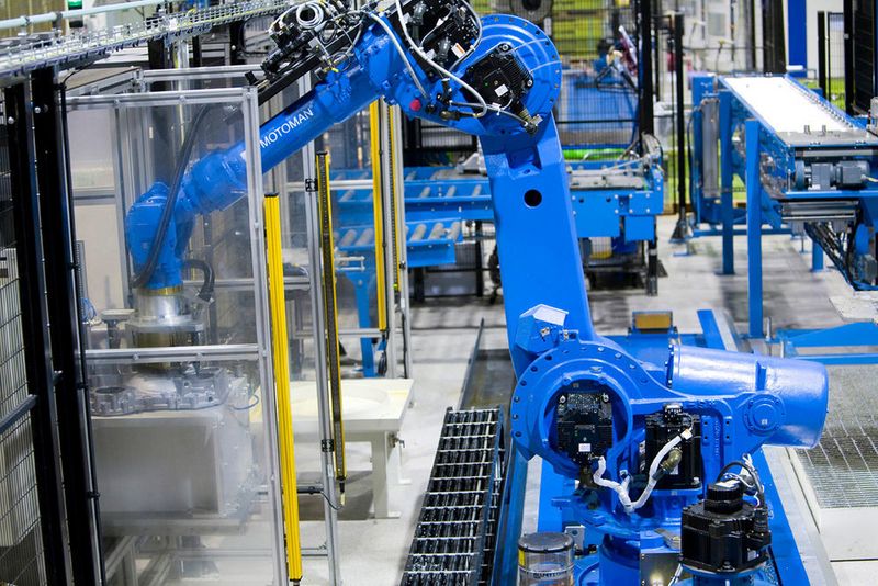 Ein Yaskawa Motoman Roboter bei der Arbeit. (Bild: Yaskawa/Motoman)