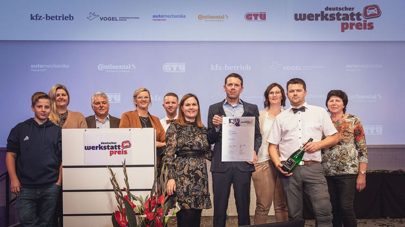 Auch Peter Storch (mit der Urkunde in der Hand) von Kfz Storch freute sich mit seiner gesamten Familie über einen Platz im Spitzenfeld. (Bild: Stefan Bausewein)