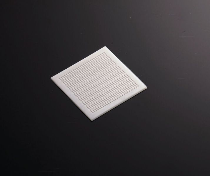 Ein medizinischer Maschenfilter aus Keramik mit Löchern in Mikrometergröße: Auch solche Produkte lassen sich mit X-Jet-Technologie realisieren. (X-Jet)