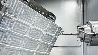 Das BAZ Heckert 800 X5 MT überzeugte Zwicker unter anderem durch die Achskonfiguration mit X- und Y-Achse im Werkzeug sowie der Z-Achse im Dreh-Schwenktisch. Für die dünnwandigen Aluminiumteile war ein Vakuumspanntisch Pflicht. (Starrag / Ralf Baumgarten)