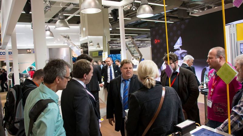 Nach dem Antrieb ging es um die Intelligenz: Harting, Unternehmer für Industriesteckverbindungen, zeigte unserer Tour, wie man den Miniindustriecomputer Mika - eine Art Raspberry Pi für die Industrie - für intelligente Steuerungen einsetzen kann. (Juschkat/elektrotechnik)