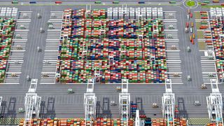 Der Containerterminal in Tanger soll mit 12 Ship-to-Shore-Kranen mit je zwei Laufkatzen und 32 automatisierten Stapelkranen in 16 intelligenten Lagerplatzblöcken ausgestattet werden. (APMT)