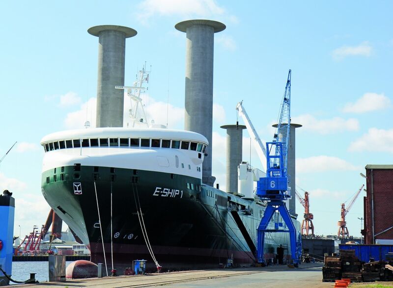 Das E-Ship 1 verfügt neben Dieselaggregaten über einen Antrieb mittels sogenannter Flettner-Rotoren. (Bild: Enercon GmbH)