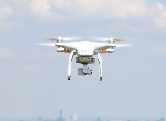 Alles ziehen an einem Abwehrstrang! Drohnen haben in den letzten Monaten bewiesen, kritische Einrichtungen in Gefahr bringen zu können. Das soll sich mithilfe des Know-hows der Deutschen Telekom und von Hensoldt bald ändern ...(Bild:  K. Jüssen)