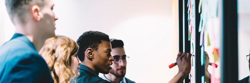 Der erste Schritt in Richtung Digitalisierung beginnt mit der Kenntnis über die eigene Tätigkeit und die eigenen Prozesse. Detaillierte und vor allem durchgängige Beschreibungen aller relevanten Abläufe vom Auftragseingang über die Fertigung bis zum Warenausgang bilden hierfür die Grundlage. (Bild:  ©GaudiLab; Shutterstock 1110549236)