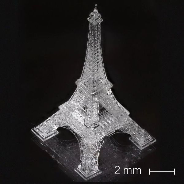 Eiffelturm, direkt aus UpQuartz gedruckt. Der Turm ist 10 mm hoch und weist komplizierte Merkmale auf, die bis in den Bereich von einigen zehn Mikrometern reichen. (Bild: UpNano)