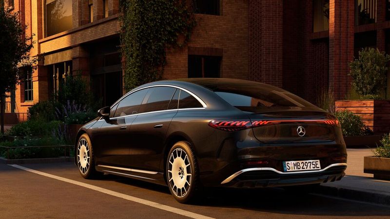 Wichtigste Neuerung ist die Umstellung auf 800-Volt-Technik, die schnellere Ladezeiten ermöglichen soll. (Bild: Mercedes-Benz)
