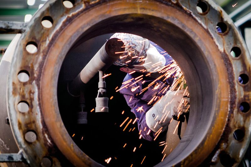 Sparks fly as employees from 6 Bilfinger companies are hard at work. The team includes everything from chemistry specialists to industrial mechanics. In a workshop on the refinery site, employees work in teams to refurbish equipment before it is re-installed. (Picture: Bilfinger)