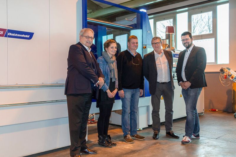 Von links: Frank Höher, Vertrieb Wittmann Battenfeld, Frederike Seibert vom Projektmanagement bei Langlotz, Ulrich Seibert, Geschäftsführer von Langlotz, Thomas Bertram, vom Vertrieb Wittmann Battenfeld, Christoph Seibert, kaufmännischer Leiter bei Langlotz.  (Wittmann Battenfeld)