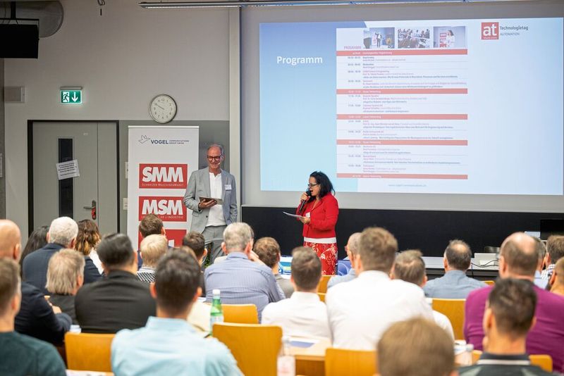 Begrüssung der Gäste durch Anne Richter, Chefredaktorin der at-aktuelle technik und Moderator René Brugger, Geschäftsführer SwissT.net. (Bild: Thomas Entzeroth)