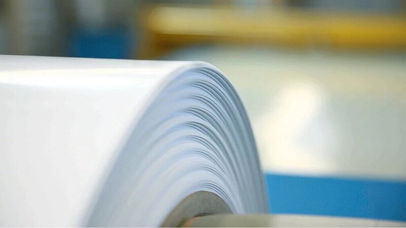 Trockenfrachtauflieger-Hersteller profitieren vom Leichtbauwerkstoff glasfaserverstärkter Kunststoff. Er ist sehr stabil und gleichzeitig leicht.