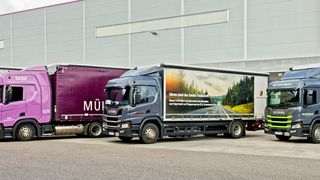 Alternative Lkw-Parade auf dem Logistikhof (v.r.): zwei E-Lkw, ein Lkw mit Biogas-Antrieb sowie ein Lkw mit synthetischem Kraftstoff (re-Fuels) fahren Material und ganze Neufahrzeuge für Porsche. (Bild: www.eberl.photo)