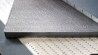 Wenning Metall verwendet die kompakte Anlage MSE Oxy mit der Arbeitsnutzbreite von 650 Millimeter insbesondere zur Entfernung von Schlacke an Bauteilen aus Baustahl. (Bild: Microstep)