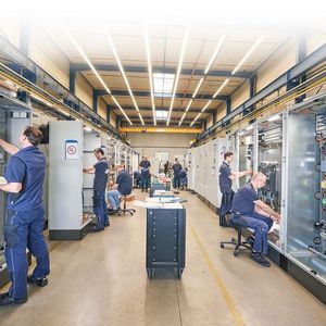 Mit der neuen Version des NEC 2017 ändern sich einige Vorschriften für Schaltanlagen, die nach UL 508A zertifiziert werden sollen. Im Bild: Steuerungs- und Schaltanlagenbau bei ATR Industrie-Elektronik in Krefeld. 