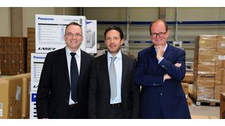 Herweck-Logistikleiter Philippe Geyer (l.) sowie die Vorstände Jörg Herweck (Mitte) und Dieter Philippi präsentieren sich im neuen Lager. (Bild: Herweck)