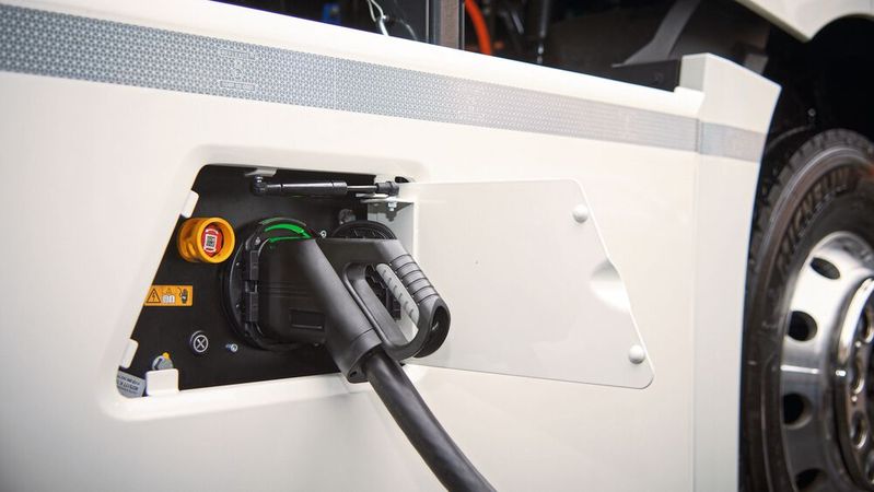 Die Politik soll ihre beim Autokrisengipfel angekündigte Unterstützung der E-Mobilität nicht auf die lange Bank schieben, fordert das Kfz-Gewerbe Bayern.(Bild:  © Daimler Truck AG)