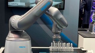 Das Highlight am Festo-Stand auf der Hannover Messe: der pneumatische Cobot. (Bild: Stefanie Michel)