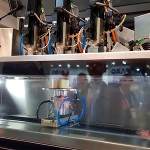 Arburg gab auf der Formnext 2019 mit dem Freeformer 300-4X einen Ausblick, wie sich im AKF-Verfahren faserverstärkte Bauteile realisieren lassen.