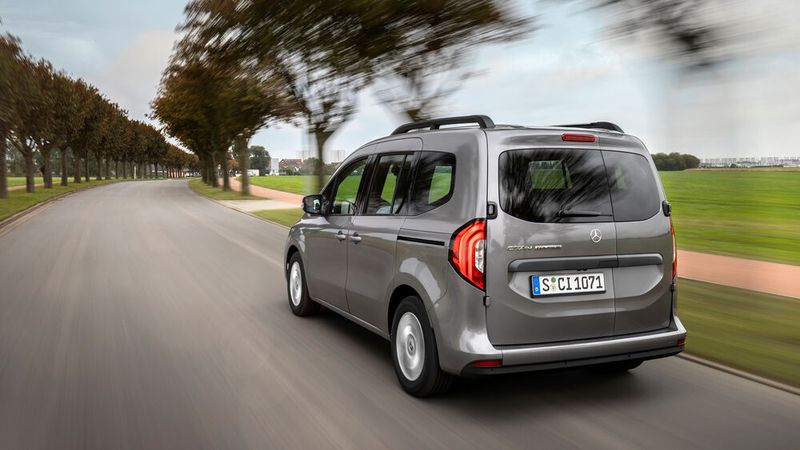 Automatisches Spurhalten, Toter-Winkel-Warner und Verkehrsschilderkennung mit selbsttätigem Einhalten des Tempolimits sind serienmäßig. (Bild: Mercedes-Benz)