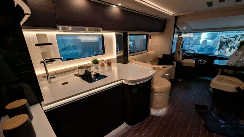 ....dafür lässt der 12 Meter lange Luxusliner auch keine Wünsche offen. (Bild: Mauritz – VCG)