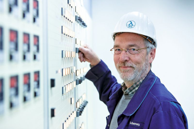 Bild 2: Hans-Peter Scherrers von Bilfinger Maintenance Südwest hat mit seinen Kollegen die ganz konkrete Arbeit gemacht: „Wir mussten etwa 1500 I/O-Signale und sieben Zählerbaugruppen umrüsten.“ (Bild: Phoenix Contact)
