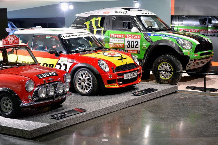 Größenvergleich: Links der Ur-Mini der die Rallye Monte Carlo in den 1960er Jahren gewann, in der Mitte der Challenge Mini aus dem eigenen Cup (bis 2011) und ganz rechts der aktuelle Mini Prototyp für die Dakar Rallye in Südamerika. (Foto: Mini)