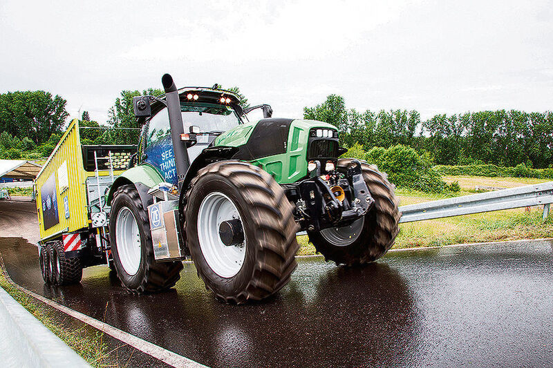 Der ZF-Innovation-Tractor belegt, wie automatisierte Fahrfunktionen und die Elektrifizierung des Antriebs betriebliche Abläufe in der Landwirtschaft schneller, effizienter und sicherer machen. (ZF)