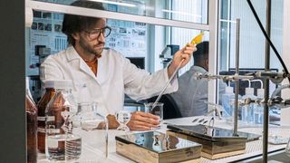 Doktorand Lars Hildebrandt beschäftigt sich im Institut für Küstenforschung mit Mikro- und Nanoplastikpartikeln in der aquatischen und marinen Umwelt. (Bild: HZG/Steffen Niemann)