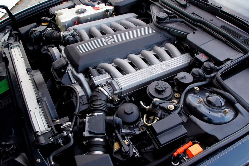 Die 300 PS des V12 waren zu seiner Zeit ein eindrucksvolles Statement. (BMW)