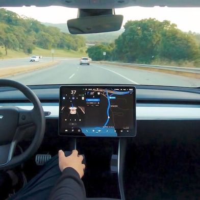 Ruhig Hände weg, vom Steuer, heißt es vielleicht bald in ganz Europa! Denn Tesla will sein Fahrerassistenzsystem „Full Self Driving“ (FDS) zumindest in der Version „Überwacht“ einführen ... (Bild: Tesla)