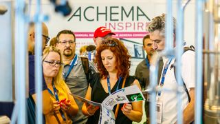 Die neuen Achema-Innovation Stages finden sich im unmittelbaren Umfeld der Ausstellung und passend zum jeweiligen Themenspektrum direkt in den Hallen. (Bild: Dechema e.V. / Hannibal)