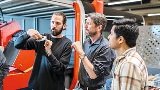 Um ihre Modelle zu trainieren, haben die Forschenden Versuchsreihen mit unterschiedlichen Materialstärken durchgeführt. V. l. n. r.: Bystronic-Ingenieur Konstantinos Skovolas, Dr. Andreas Lüdi (Global Manager Innovation, Bystronic) und Empa-Forscher Dr. Naval Mehta. (Bild: Roland Richter / Empa)