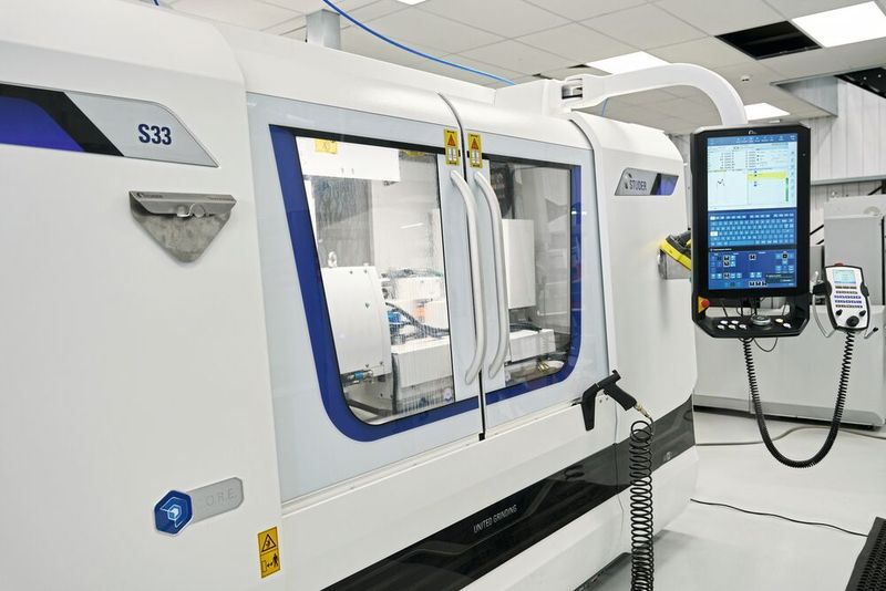 La S33 est une rectifieuse cylindrique universelle à CNC. (Source : Fritz Studer AG)
