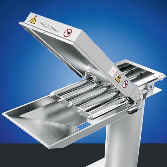 Der automatische „Easy-Cleanflow“-Magnet erfordert nur eine geringe Einbauhöhe und entfernt Metallteilchen und schwachmagnetische Edelstahlteilchen ab 30 µm aus Pulvern in unter anderem der Nahrungsmittel-, Chemie- und keramischen Industrie.(Source:  Goudsmit)