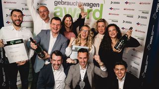 Die Gewinner des Gebrauchtwagen Awards 2024: Das Team vom Autohaus Gaul & Klamt (l.) ist Gesamtsieger in der Kategorie Vertragshandel; das Team von Autowelt Prusseit holte sich den begehrten Branchenpreis in der Kategorie Freier Handel. (Bild: Stefan Bausewein)