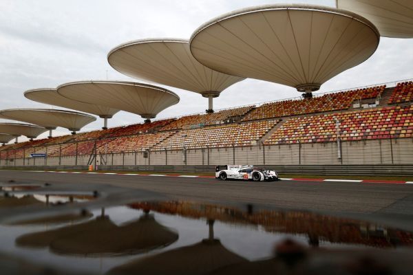 Porsche 919 Hybrid, Porsche Team beim Freien Training: Timo Bernhard, Brendon Hartley, Mark Webber (Bild: Porsche)